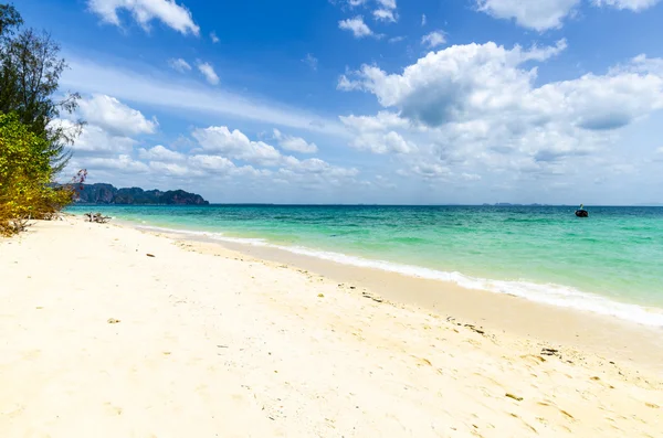 在海滩上用白色沙子泰国在岛上，在热带地区的波达波 — 图库照片