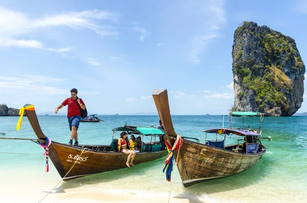 Traditional Thai boat on the shore of the island are served in the Andaman Sea — Stock Photo, Image