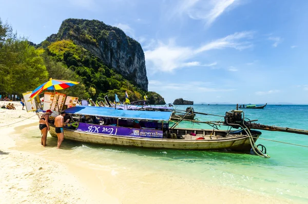 Barco tradicional tailandés en la orilla de la isla se sirven en el mar de Andamán — Foto de Stock