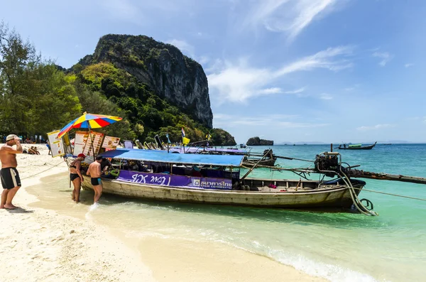 El café de la playa se encuentra en un barco tradicional chino — Foto de Stock