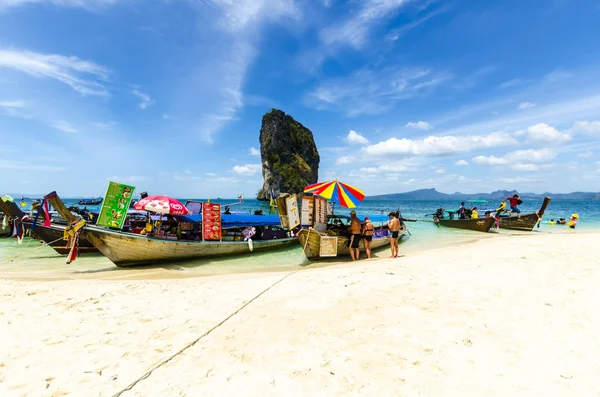 The beach cafe is located in a traditional Chinese boat — Stock Photo, Image