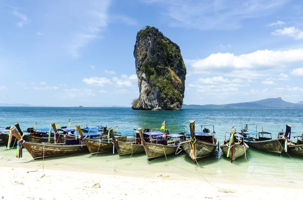 Tradiční thajské lodi na břehu ostrova se podávají v Andamanském moři — Stock fotografie