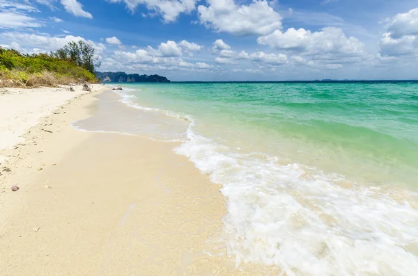 Waves on the beach with white sand on the Thai island of Poda in the tropics — Stock Photo, Image