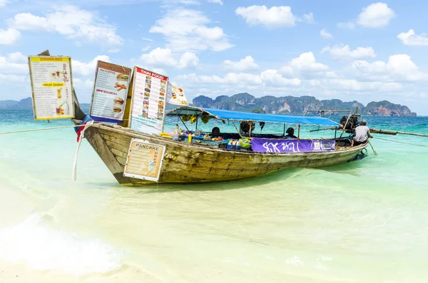 ビーチのカフェは、伝統的な中国の船の位置します。 — ストック写真