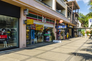 Mağazalar ve kafeler Tayland krabi il sokaklarda