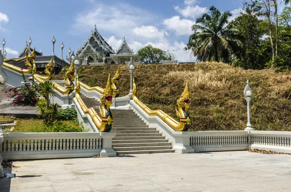 クラビ、タイの仏教寺院白いドラゴン — ストック写真