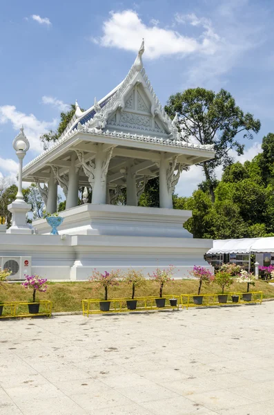 在甲米泰国佛教寺庙白色龙 — 图库照片