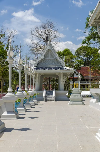 Templo budista dragão branco em Krabi Tailândia — Fotografia de Stock