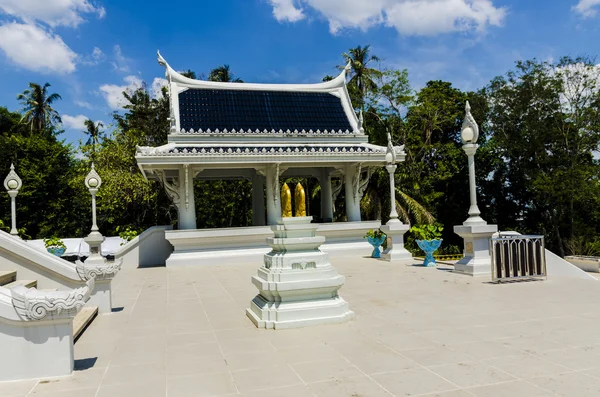 Templo budista dragão branco em Krabi Tailândia — Fotografia de Stock