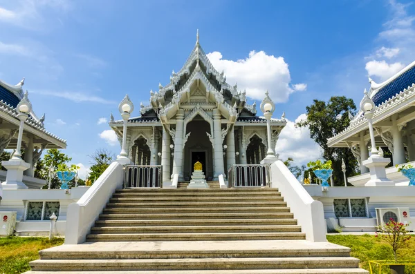 Templo budista dragão branco em Krabi Tailândia — Fotografia de Stock