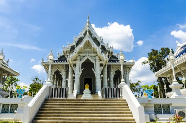 Temple bouddhiste dragon blanc à Krabi Thaïlande — Photo