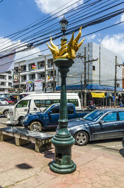 Le strade della città provinciale della Thailandia Krabi Town. Zona, case e negozi — Foto Stock