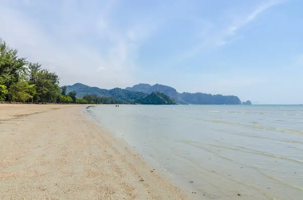 La marée océanique sur la plage de sable fin en Thaïlande sur un fond de rochers — Photo