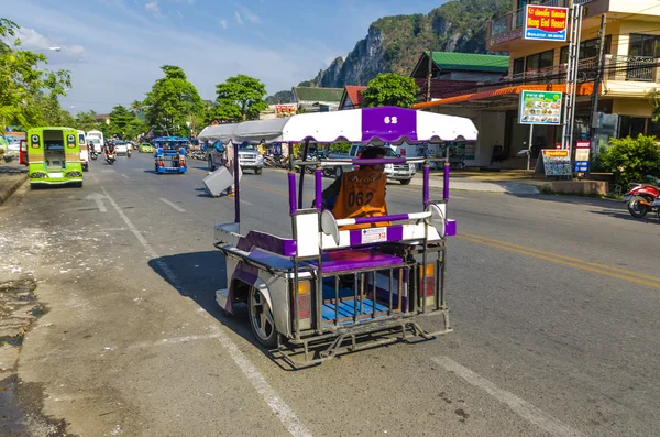 Táxi tradicional nas ruas da cidade resort na Tailândia — Fotografia de Stock