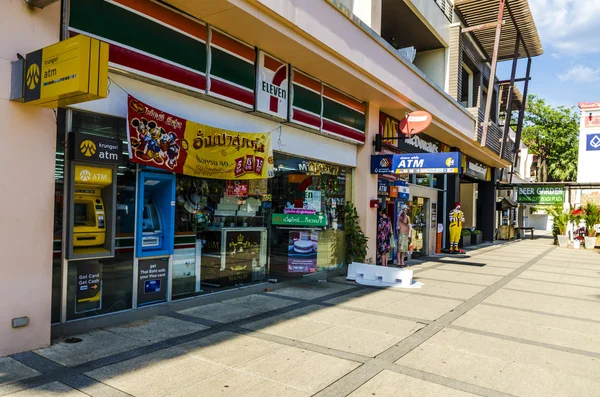 Toko-toko dan kafe-kafe di jalan-jalan provinsi Krabi di Thailand — Stok Foto