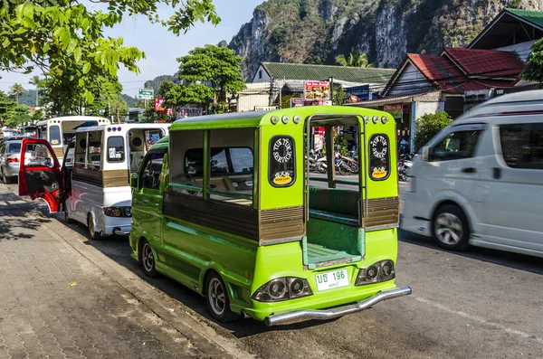 Táxi tradicional nas ruas da cidade resort na Tailândia — Fotografia de Stock