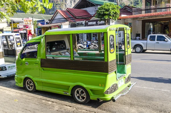 Táxi tradicional nas ruas da cidade resort na Tailândia — Fotografia de Stock