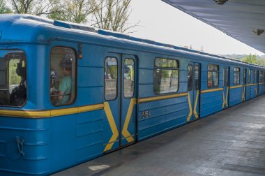 Metro tren geldiğinde metro istasyonu Dnieper (Dnipro) açın. Kiev