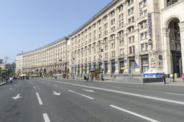 bir kiev, bağımsızlık Meydanı (maidan nezalezhnosti) ve kent merkezinde sokak khreschatyk sembolleri.
