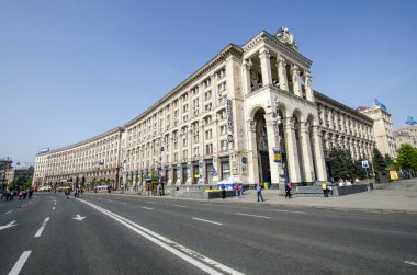 bir kiev, bağımsızlık Meydanı (maidan nezalezhnosti) ve kent merkezinde sokak khreschatyk sembolleri.