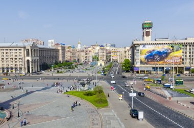bir kiev, bağımsızlık Meydanı (maidan nezalezhnosti) ve kent merkezinde sokak khreschatyk sembolleri.