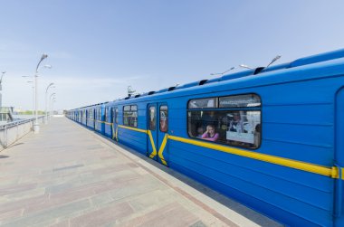 Tren açık metro istasyonu Dnieper (Dnipro) geldi. Kiev