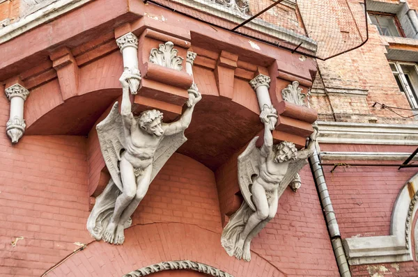 Фасад старого жилого дома в Киеве, югендстиль — стоковое фото
