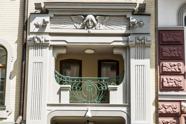 Fachada de um antigo edifício residencial em Kiev, Art Nouveau — Fotografia de Stock