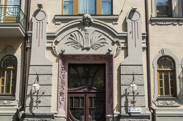 Fasady starego budynku mieszkalnym w Kijowie, w stylu secesyjnym — Zdjęcie stockowe
