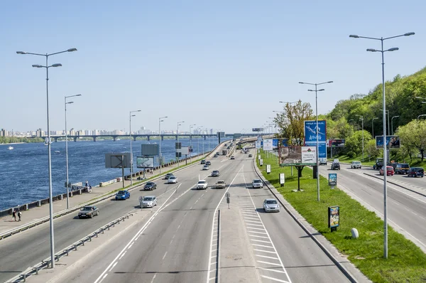 The modern highway on the banks of the Dnieper River in Kiev — Stock Photo, Image