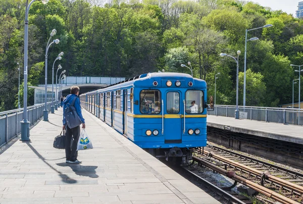 Pociąg metra dociera do stacji metra stacja otworzyć Dniepru (Dnipro). Kijów — Zdjęcie stockowe