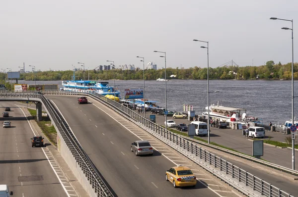 The modern highway on the banks of the Dnieper River in Kiev — Stockfoto