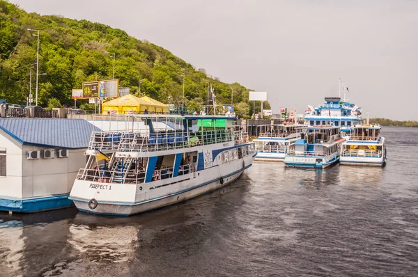 Pleasure boats moored on the River Dnieper in Kiev. — Stock Photo, Image