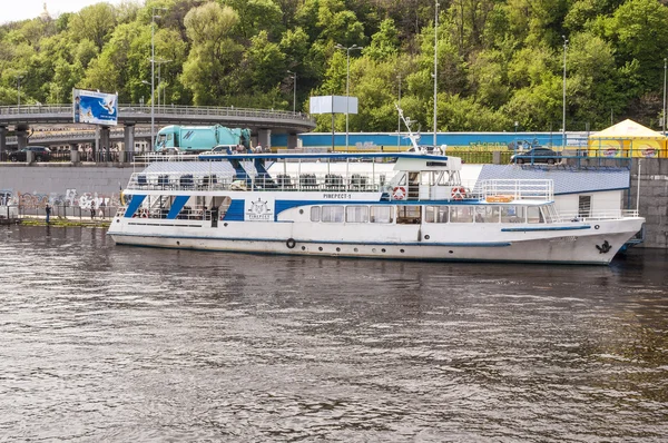 Pleasure boats moored on the River Dnieper in Kiev. — Stock Photo, Image