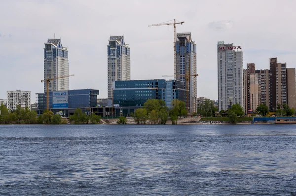 Modernt bostadsområde i kiev på floden Dnepr — Stockfoto