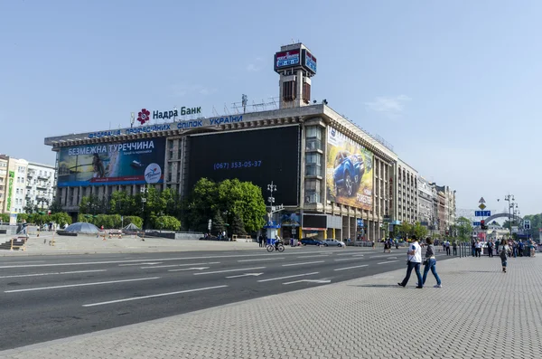 One of the symbols of Kiev, Independence Square (Maidan Nezalezhnosti), and Khreschatyk Street in the city center. — Stock Photo, Image