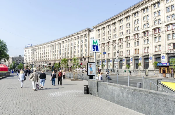 Um dos símbolos de Kiev, Praça da Independência (Maidan Nezalezhnosti), e Rua Khreschatyk no centro da cidade . — Fotografia de Stock