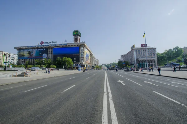Een van de symbolen van kiev, Onafhankelijkheidsplein (Majdan Nezalezjnosti) en Chresjtsjatyk straat in het centrum van de stad. — Stockfoto
