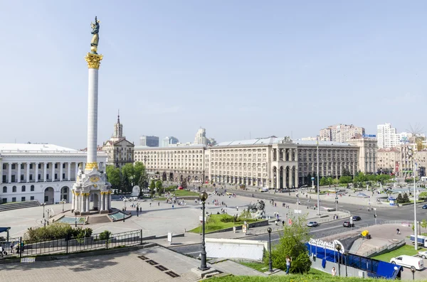 Uno de los símbolos de Kiev, Plaza de la Independencia (Maidan Nezalezhnosti), y la calle Khreschatyk en el centro de la ciudad . —  Fotos de Stock