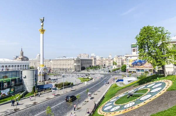 One of the symbols of Kiev, Independence Square (Maidan Nezalezhnosti), and Khreschatyk Street in the city center. — Stock Photo, Image