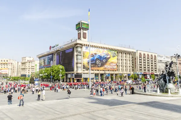 Jednym z symboli Kijów, Plac Niepodległości (maidan nezalezhnosti) i khreschatyk street w centrum miasta. — Zdjęcie stockowe