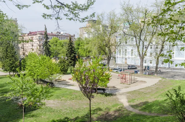 Oude huizen, straten en pleinen in het centrum van kiev. — Stockfoto