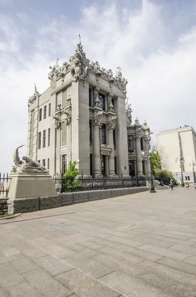 Casas antiguas, calles y plazas en el centro de Kiev . —  Fotos de Stock