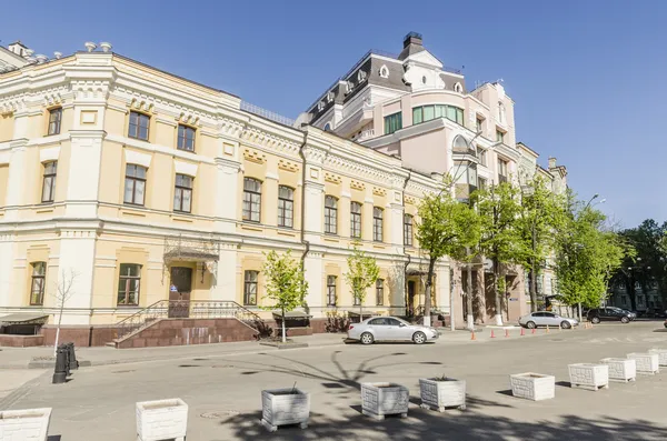 Gamla hus, gator och torg i centrum av kiev. — Stockfoto