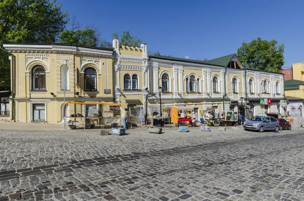 Oude huizen, straten en pleinen in het centrum van kiev. — Stockfoto