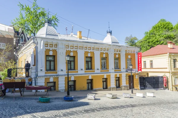 Gamla hus, gator och torg i centrum av kiev. — Stockfoto