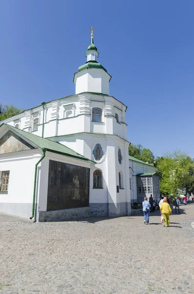 Una antigua iglesia ortodoxa en el famoso monasterio de Kiev. Ucrania —  Fotos de Stock