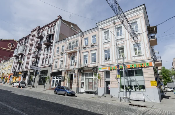 Maisons anciennes, rues et places dans le centre de Kiev . — Photo