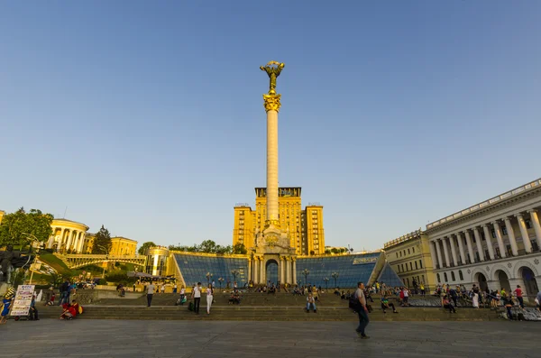 Jednym z symboli Kijów, Plac Niepodległości (maidan nezalezhnosti) i khreschatyk street w centrum miasta. — Zdjęcie stockowe