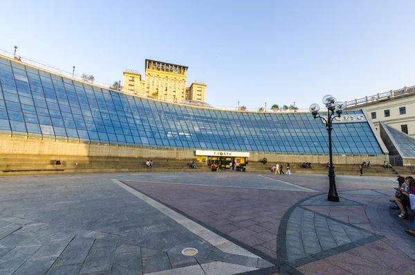 En av symbolerna av kiev, Självständighetstorget (maidan nezalezhnosti) och khreschatyk street i centrum. — Stockfoto